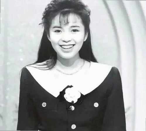 重金包场舞蹈室，母狗淫妻兔兔的刺激私密秀全记录